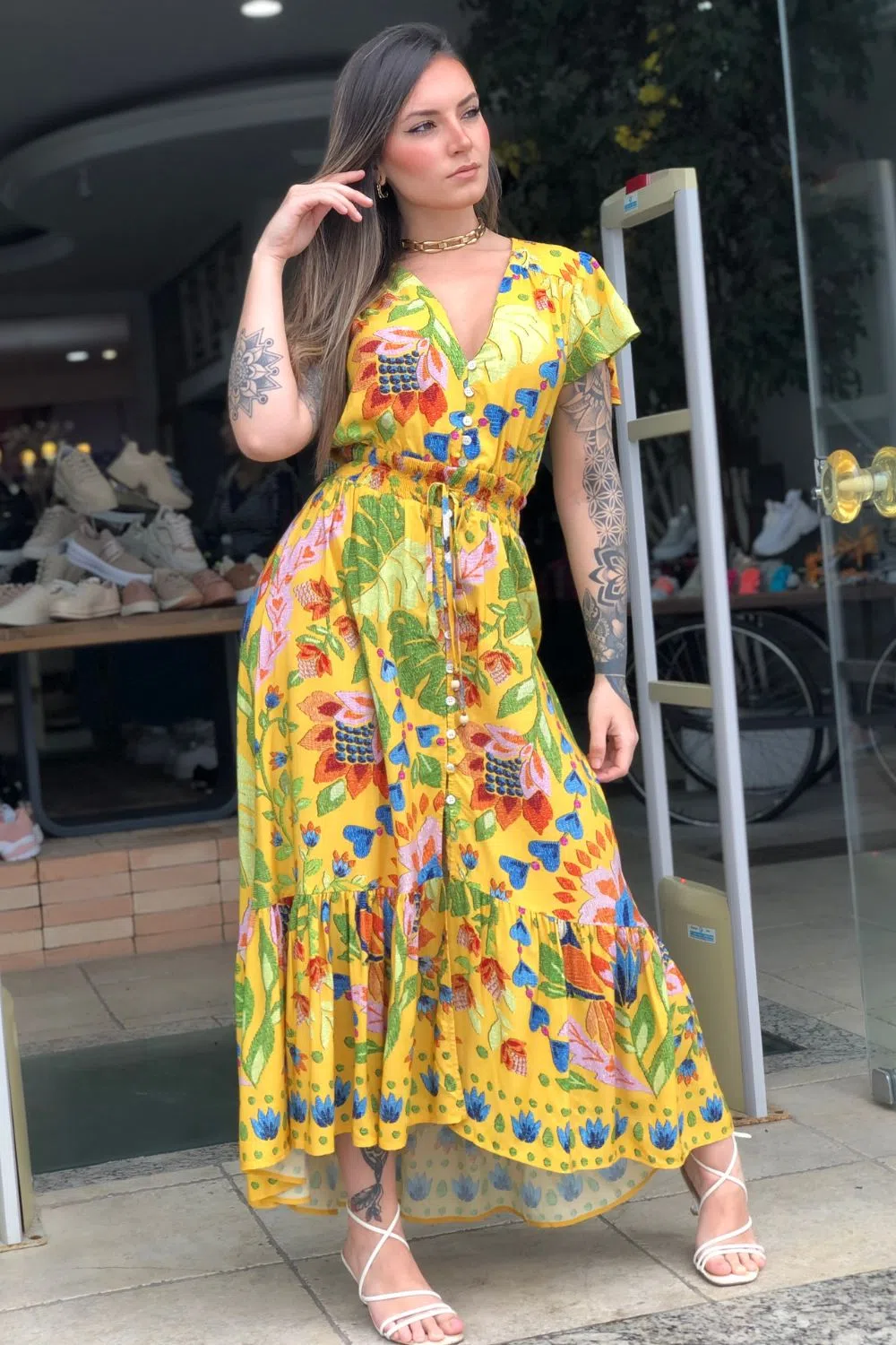 Modelo usando vestido longo florido