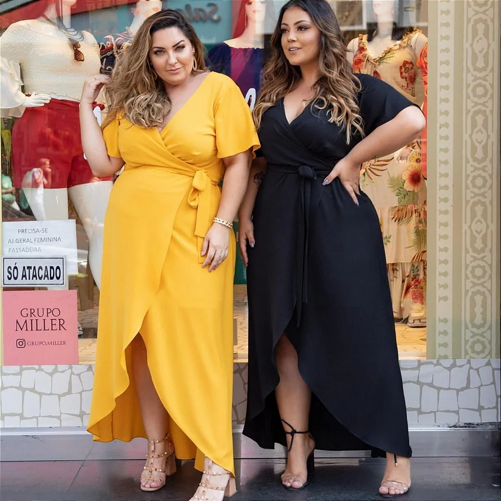 Duas modelos usando vestidos longos plus size, cores amarelo e preto