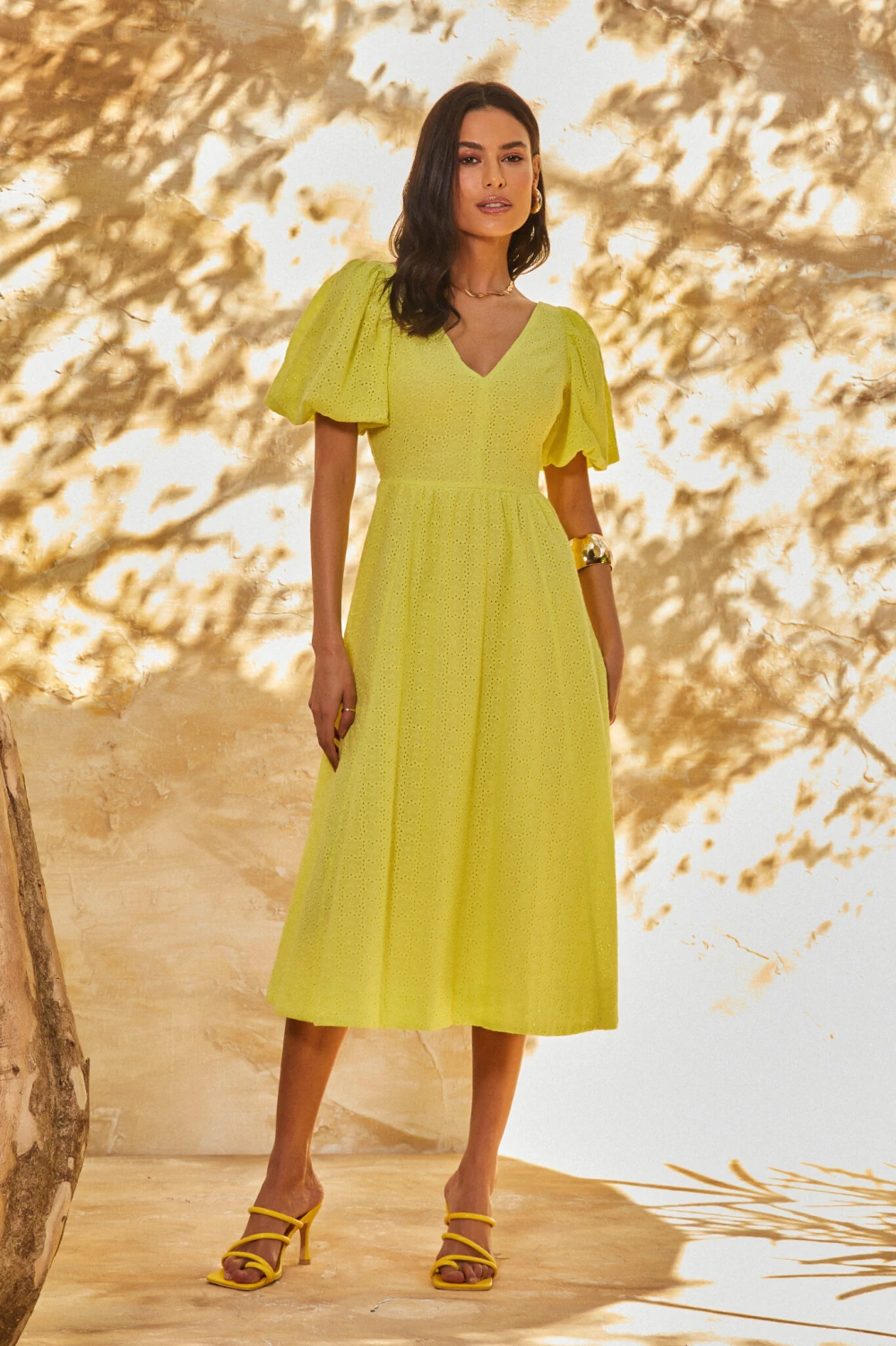 Moça usando vestido verde lima com manga bufante