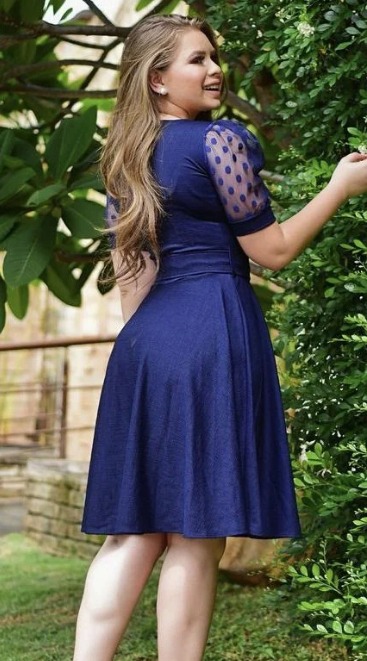 Moça vestindo vestido médio azul royal