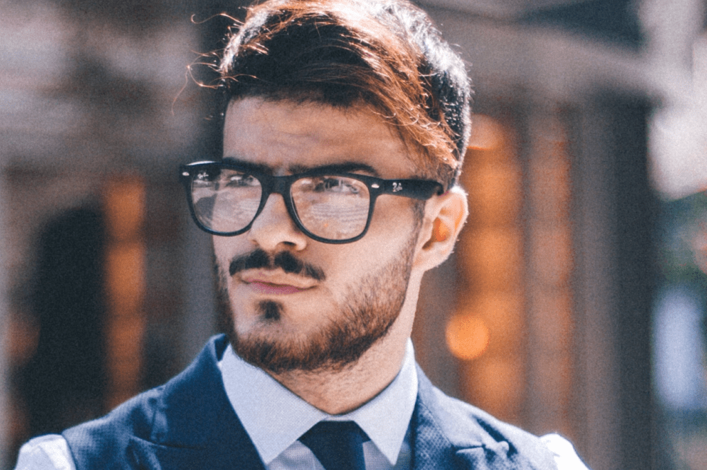Homem usando óculos de grau