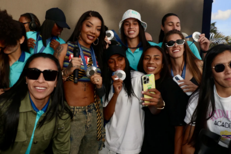 Ludmilla faz show exclusivo para receber a seleção feminina de futebol Ludmilla faz show exclusivo para receber a seleção feminina de futebol