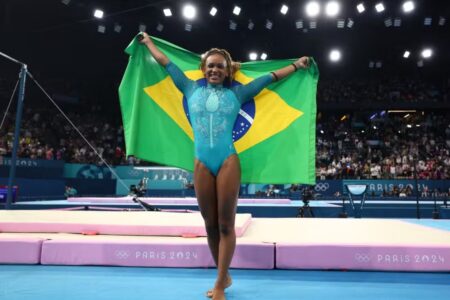 Rebeca Andrade se torna a brasileira com mais medalhas olímpicas ao levar ouro no solo Rebeca Andrade se torna a brasileira com mais medalhas olímpicas ao levar ouro no solo