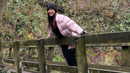 Anitta usa gorro de grife italiana avaliado em R$ 3 mil Anitta usa gorro de grife italiana avaliado em R$ 3 mil