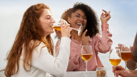 Saúde capilar: médico alerta sobre os riscos de consumir alcool e danificar os fios