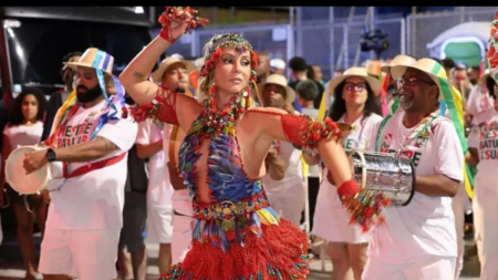 Paolla Oliveira usa look inspirado em araras em evento da Grande Rio