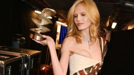 Saiba quem é Alex Consani, a primeira mulher trans a ganhar como Modelo do Ano