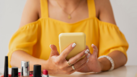 Conheça a "soap nails', nova tendência de unhas que já é queridinha em 2025
