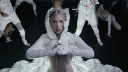“Abracadabra” de Lady Gaga mostra quem hit também pode ser referência em moda "Abracadabra" de Lady Gaga mostra quem hit também pode ser referência em moda