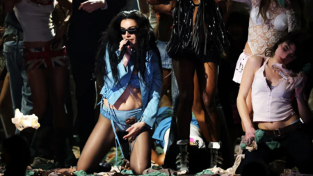 Entenda porque o BRAT de Charli XCX moldou tendência na moda e na cultura pop em 2024/2025 Entenda porque o BRAT de Charli XCX moldou tendência na moda e na cultura pop em 2024/2025
