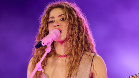 Shakira exibe pulseira de diamantes feito a mão durante show no Brasil