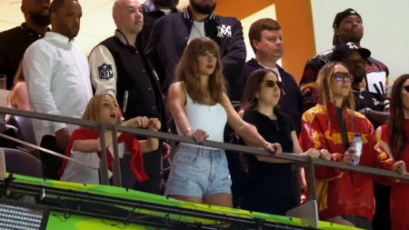 Taylor Swift posa com acessório fofo em homenagem ao namorado no Super Bowl Taylor Swift posa com acessório fofo em homenagem ao namorado no Super Bowl