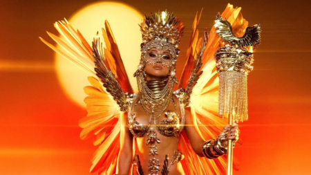 Sabrina Sato exibe fantasia banhada a ouro no Carnaval de São Paulo Sabrina Sato exibe fantasia banhada a ouro no Carnaval de São Paulo