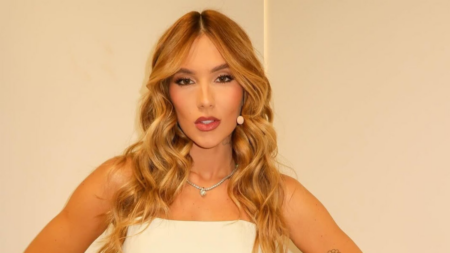 Virginia chama atenção com look transparente na Marquês de Sapucaí Virginia chama atenção com look transparente na Marquês de Sapucaí