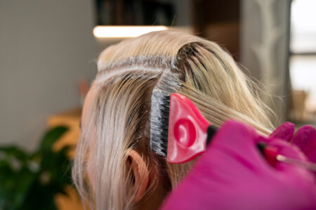 Mechas loiras: estilos, cuidados e como escolher a ideal para você Cabelo loiro, sendo pintado.
