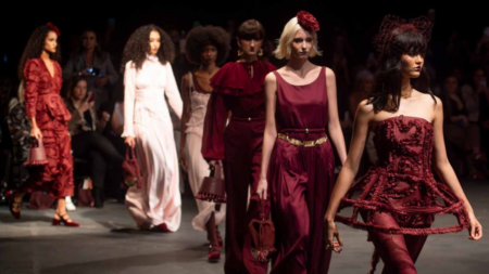 São Paulo Fashion Week tem início em clima circense e cheio de celebridades