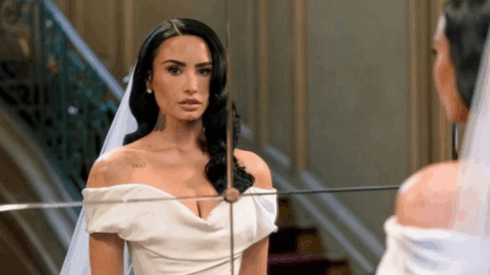 Demi Lovato se casa com dois vestidos deslumbrantes de grife, descubra qual é
