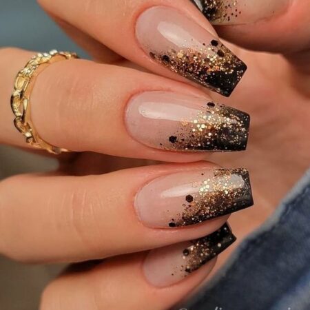 Unhas encapsuladas: técnica, durabilidade e acabamento profissional sem relevo Mãos com unhas encapsuladas.