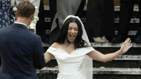 Charli XCX se casa com vestido de grife queridinha pelas noivas, saiba qual é