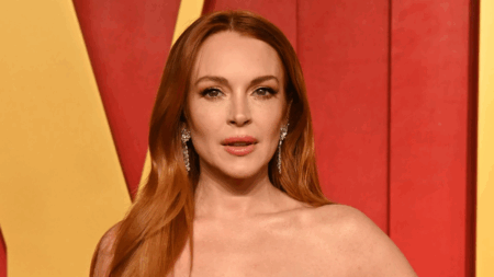 Lindsay Lohan usa looks icônicos de suas personagens no cinema em turnê, saiba porque