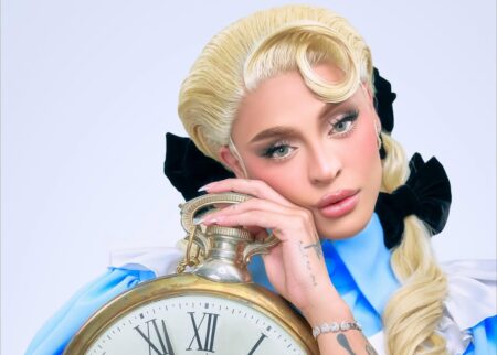 Pabllo Vittar se fantasia de Alice no País das Maravilhas para turnê de Halloween; Confira! Pabllo Vittar fantiado de Alice no País das Maravilhas