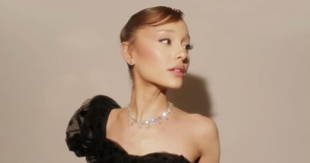 Ariana Grande troca o rosa por vestido vintage de ‘O Mágico de Oz’ em Londres Ariana Grande de perfil com detalhe de vestido preto no ombro