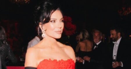 Kris Jenner rouba a cena com look vintage em festa luxuosa de 70 anos inspirada em James Bond Kris Jenner de perfil com vestido vermelho tomara que caia