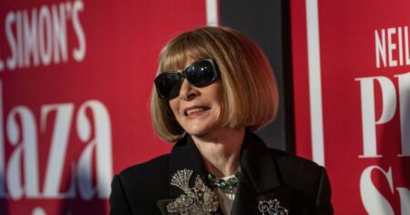 Met Gala 2026 revela tema que promete unir moda e belas artes; confira detalhes Anna Wintour usando óculos escuros e casaco preto em evento com painel vermelho ao fundo