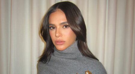 Bruna Marquezine aposta em produção de luxo ao jantar com Shawn Mendes Bruna Marquezine usando uma blusa de gola alta cinza, com a expressão séria