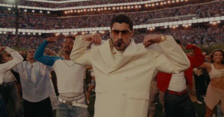 Bad Bunny no Super Bowl: entenda o significado real do look de estreia Bad Bunny se apresenta no Super Bowl 2026 usando look branco durante o show de intervalo