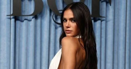 Bruna Marquezine aposta em chinelo com ‘SM’ e web especula recado Bruna Marquezine posa de vestido branco em evento de moda com fundo azul