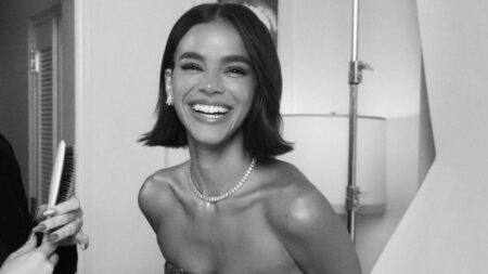 Bruna Marquezine chama atenção no Oscar 2026 com homenagem a Wagner Moura Bruna Marquezine sorri durante preparação para o Oscar 2026 nos bastidores