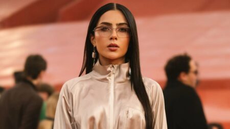 Jade Picon posa com look rosê e óculos durante participação em desfile da Lacoste na Paris Fashion Week.