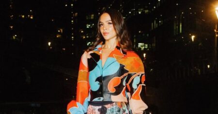 Mel Maia posa à noite em Milão usando jaqueta estampada colorida durante a Semana de Moda 2026