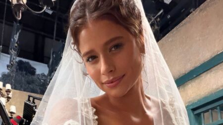 Isadora Cruz surge com vestido de noiva de crochê em Coração Acelerado Isadora Cruz nos bastidores de Coração Acelerado usando vestido de noiva de crochê criado para a personagem Agrado Garcia.