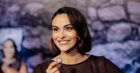 Camila Mendes declara amor ao Brasil agora
