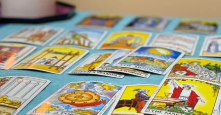 Tarô da Semana Três de Copas traz celebração e sucesso agora com amigas e familiares